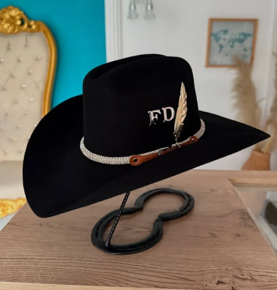 Sombrero negro personalizado con iniciales y pluma
