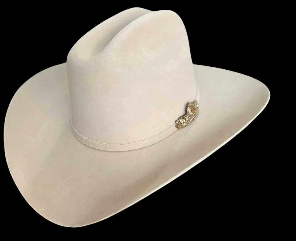Sombrero premium color marfil con prendedor dorado