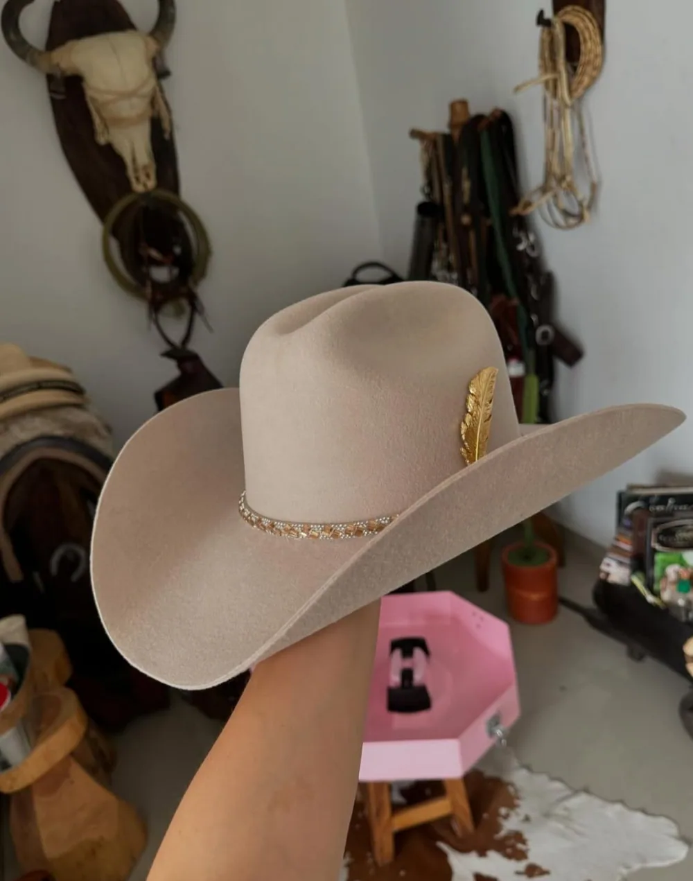 Sombrero premium color arena con pluma dorada